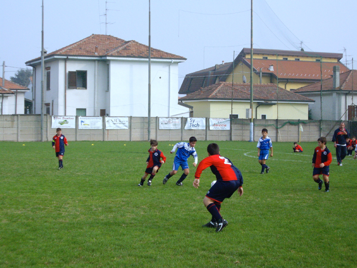 Fiora dribbla gli avversari